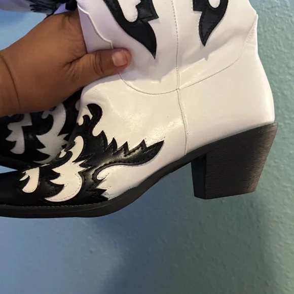 White and Black Western Boots - Picture 8 of 10